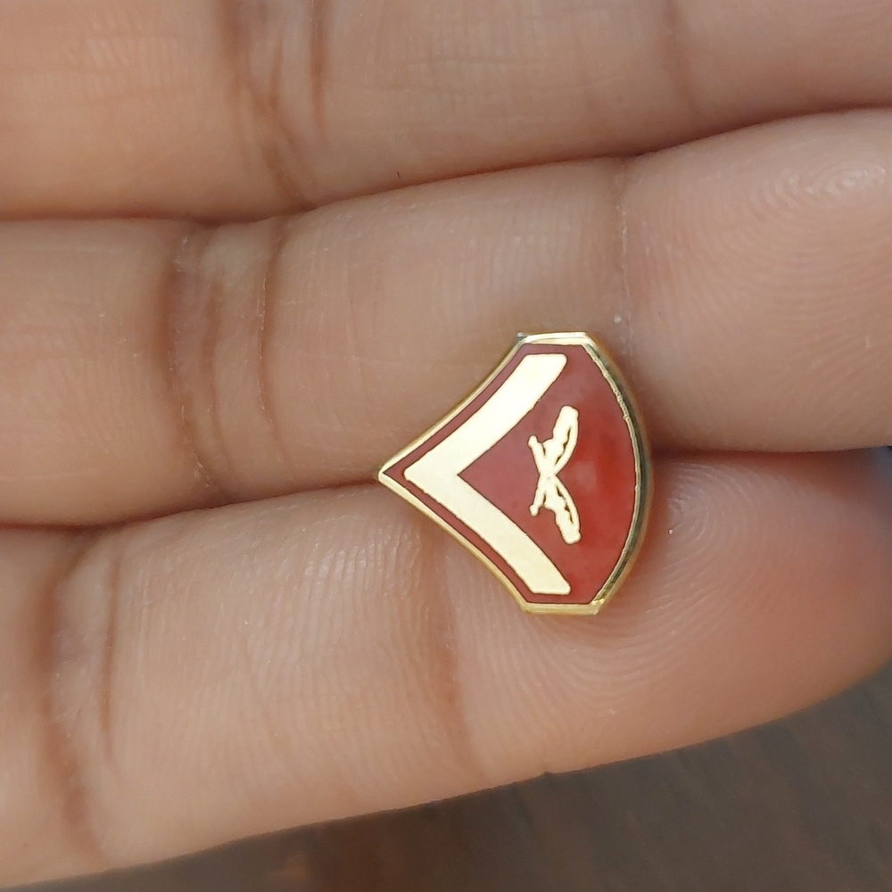 USMC Marine Corps E-3 Lance Corporal Rank Gold Red Chevron Lapel Tac Pin Hat Pin